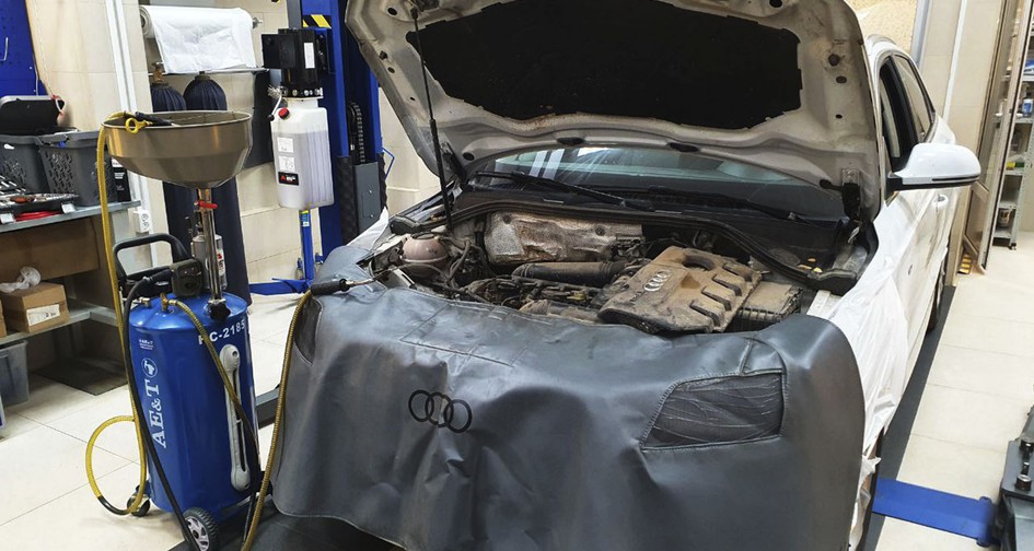Замена масла и масляного фильтра на Audi Q3 2.0 TFSI (170 л.с.). Замена салонного и воздушного фильтра. Чистка кондиционера